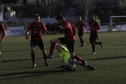 El capità de l’EFAC Almacelles salta per sobre d’un contrari amb tres dels seus companys al fons, en una de les jugades del partit.