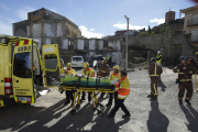 Momento en el que los sanitarios introducen en la ambulancia al albañil herido.