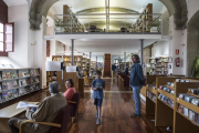 Una imagen de archivo de una de las salas de la biblioteca comarcal Josep Finestres de Cervera.