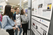 Anna Casanovas i Elisa Cabiscol, ahir amb alumnes de l’INS Guindàvols.