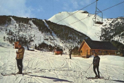 Esquiadores en el telesilla de Els Estanyets en 1968.