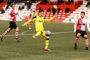 El jugador del Balaguer Sergi pugna con uno del Rubí por el control del esférico en el centro del campo.