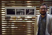 El periodista leridano, junto a sus tres fotos premiadas y expuestas en el Eurostars Hotel de Berlín.