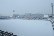 El Camp d’Esports amaneció con un manto blanco de nieve, aunque el césped estaba protegido por una lona térmica para preservarlo.