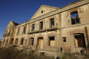 Un dels edificis principals, que data dels anys vint i va allotjar les oficines de la línia de la Pobla, ara en ruïnes.