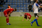 La decepció dels jugadors del Lleida, un cop consumat el fracàs i descens a la quarta categoria estatal