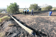 Imagen de archivo de los técnicos de la compañía y los Rurales en el lugar donde se originó el incendio.