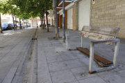 L'associació de veïns de la Bordeta ha demanat a l'ajuntament que repari els cinc bancs que hi ha en una plaça del carrer Àger l'estat dels quals és “deplorable”.