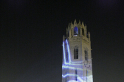 El ‘video-mapping’ pintó el campanario de formas y colores.