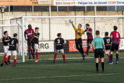 El porter visitant, Porta, refusa una pilota aèria davant de la proximitat d’un jugador rival. 