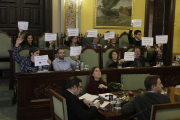 Els grups que van recolzar la moció sobiranista van mostrar cartells de “jo també vaig votar el 9-N”.