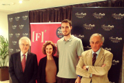 Ramon Térmens, presidente de Taurus, y la cónsul general de Brasil, junto a Demetrio y González. 