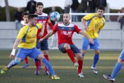 Adrià intenta controlar una pilota davant de la presència d’un jugador del Vila-seca.