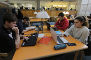 Estudiantes con ordenadores portátiles ayer por la tarde en la biblioteca del rectorado de la UdL. 