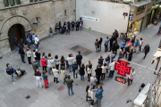 Medio centenar de personas se concentraron ayer en la plaza de la Paeria para recordar a Abel.