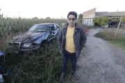 Cullerés ante su casa y junto a un coche que dejaron los intrusos cuando usaban la torre como taller.