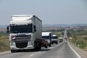 Imatge de camions circulant ahir per la carretera N-240.