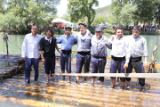 Fotografía de familia de una de las tripulaciones que ayer surcó las aguas del Noguera Pallaresa. 