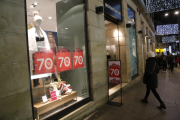 Un establiment de l’Eix Comercial amb cartells de rebaixes de fins al 70%.