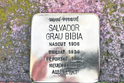 Sanaüja recoloca una de sus piedras Stolpersteine