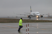 Uno de los aviones de Neilson que aterrizó ayer en el aeropuerto leridano.