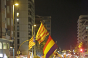 Manifestantes de Lleida, portando una de las urnas del referéndum del año pasado.