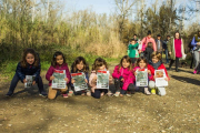 Niños mostrando el mapa con el recorrido a seguir para encontrar su 'tió' de Navidad..