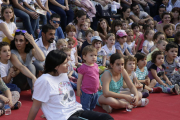 Cientos de personas, entre pequeños y mayores, tomaron ayer el centro de Torrelameu para disfrutar de los espectáculos y juegos de la segunda edición del festival Marrameu. 