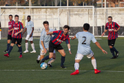 Un jugador del Tàrrega prova d’eludir la defensa de dos rivals.