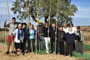 Foto de família dels usuaris de la residència geriàtrica de Guissona i els organitzadors del projecte.