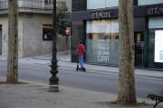 Un usuari de patinet elèctric circulant per la calçada.