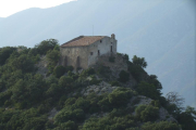 El helicóptero que trasladó el material y la ermita de Organyà.