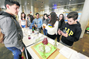 Durante la jornada de ayer, los alumnos de Secundaria hicieron varios talleres científicos.