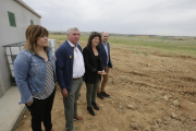 Teresa Jordà, entre el president dels regants de l’Algerri-Balaguer, Carlos Gra, i l’alcalde de Balaguer, Jordi Ignasi Vidal.