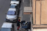 Uno de los okupas abandona el edificio con sus pertenencias.