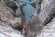 Imatge presa des de la cota de coronació de les roques caigudes a la base de la presa.