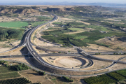 Vista aérea reciente de la intersección de la nueva A-14 con la variante norte de Lleida (A-2).