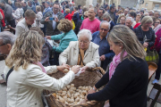 Un moment de l’entrega dels panets, beneïts per la relíquia de la Santa Creu.