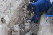 Trabajos en la fosa común de El Soleràs, en el cementerio viejo, que se iniciaron el pasado octubre. 