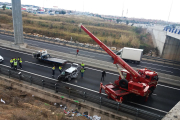 El cotxe va xocar contra un mur de la rotonda de les Gavarres i es va precipitar al buit sobre l’autovia A-7.