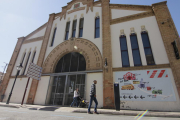 Fachada principal del Mercat del Pla, en el Barri Antic, que permanece cerrado desde el pasado marzo.