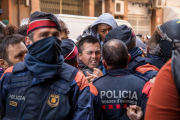 Dos manifestants detinguts i un mosso ferit en un desnonament a Lleida