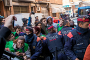 Dos manifestants detinguts i un mosso ferit en un desnonament a Lleida