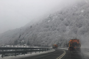 Máquinas quitanieves ayer en la Alta Ribagorça.