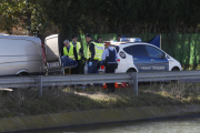 Agentes de la unidad de investigación de Mossos trabajando ayer en el lugar donde el extrabajador se quitó la vida en la partida Fontanet. 