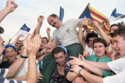 Aficionats passegen Mané a coll després del partit en el qual el Lleida va guanyar el Badajoz.