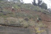 Dos operarios llevaron a cabo ayer labores de limpieza en el talud. 