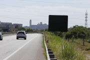 Un cartel ahora tapado anunciaba en la LL-11 el desvío de camiones que Fomento probó en 2015.