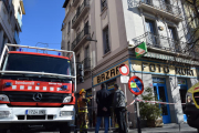 Bombers davant de l’immoble afectat ahir per l’ensorrament, situat al centre de la Seu d’Urgell.