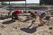 Imagen de los trabajos que se llevan a cabo estos días en la zona de las termas romanas de Guissona. 